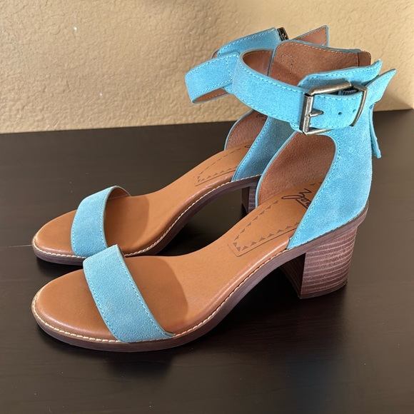 Zodiac Shoes - ZODIAC  Ilsa Ankle Strap Sandal - Turquoise Tonic. Size 8.5